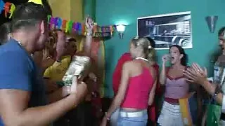 উদ্যমী ছোট কেশিক স্ব ...