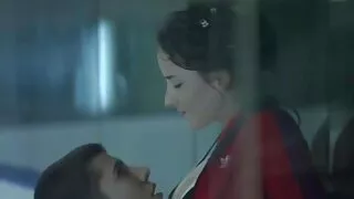 স্বর্ণকেশী guzzling  ...