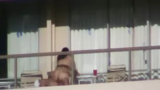 ফেনাযুক্ত বাটের মধ্য ...
